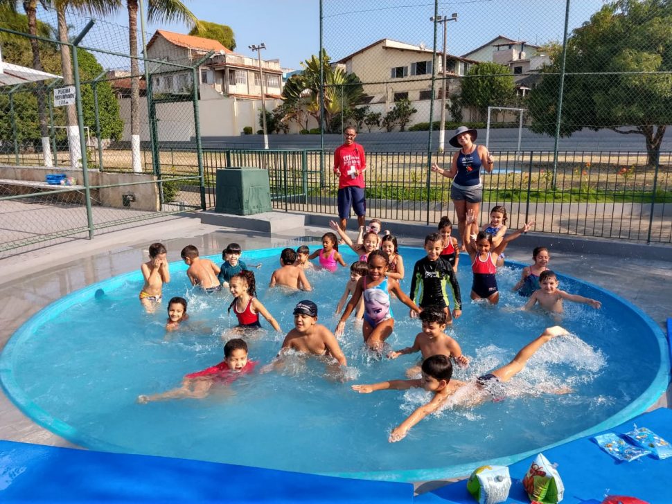 COLÉGIO SANTA MÔNICA – AULA DE EDUCAÇÃO FÍSICA RECREATIVA NA PISCINA – EDUCAÇÃO INFANTIL – SÃO GONÇALO