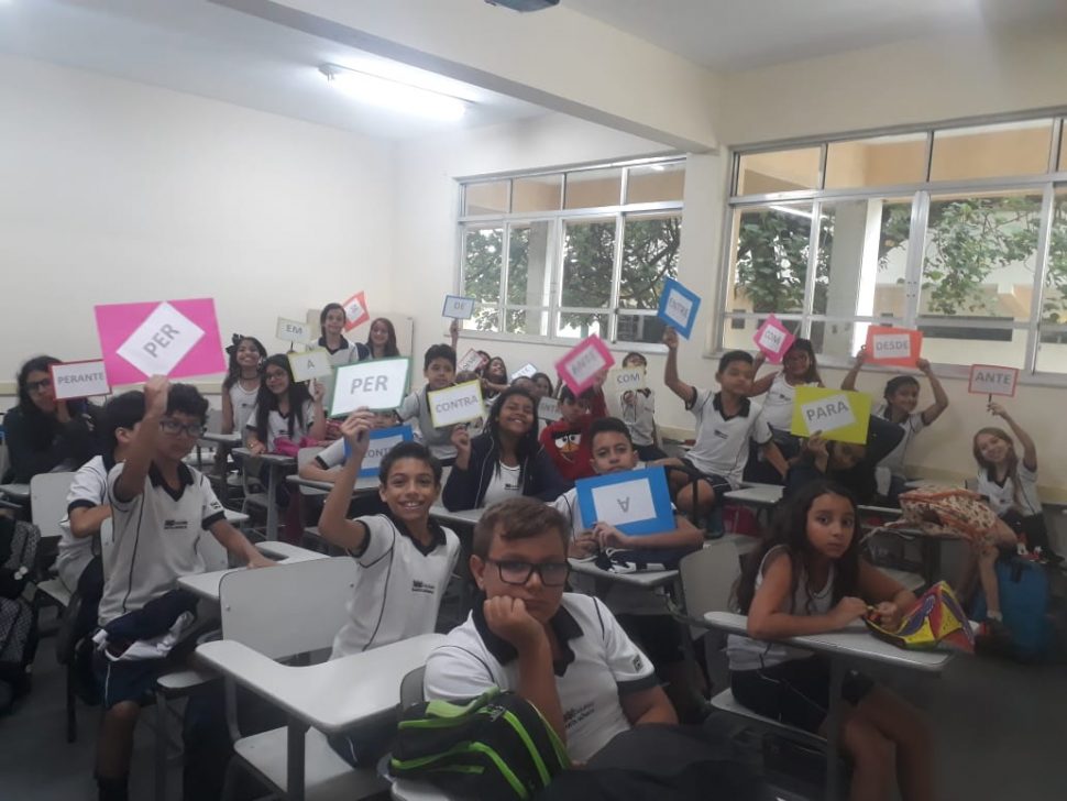 COLÉGIO SANTA MÔNICA – TRABALHANDO AS PREPOSIÇÕES – 5º AM – SÃO GONÇALO
