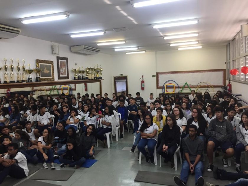 COLÉGIO SANTA MÔNICA – APRESENTAÇÃO DO JÚRI SIMULADO SOBRE O LIVRO PARADIDÁTICO “DOM CASMURRO” – 2ª SÉRIE – BONSUCESSO