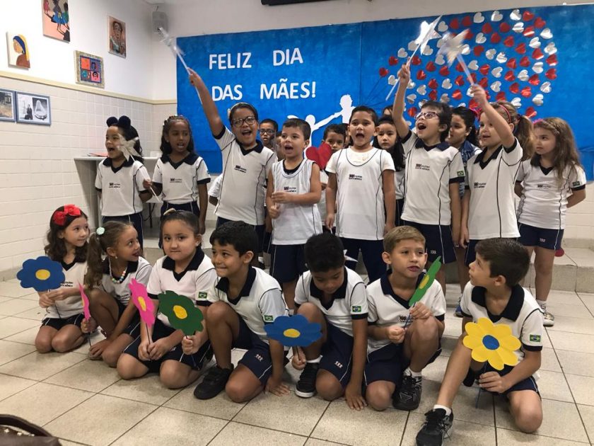 COLÉGIO SANTA MÔNICA – DEMONSTRAÇÃO DE CARINHO AS MÃES – 1º ANO (M E T) – BONSUCESSO