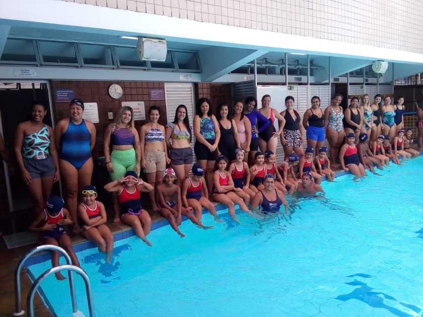 COLÉGIO SANTA MÔNICA – DIA DAS MÃES NA PISCINA – EXTRACLASSE – BONSUCESSO