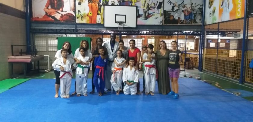 COLÉGIO SANTA MÔNICA – HOMENAGEM AO DIA DAS MÃES NO CARATÊ – EXTRACLASSE – BONSUCESSO