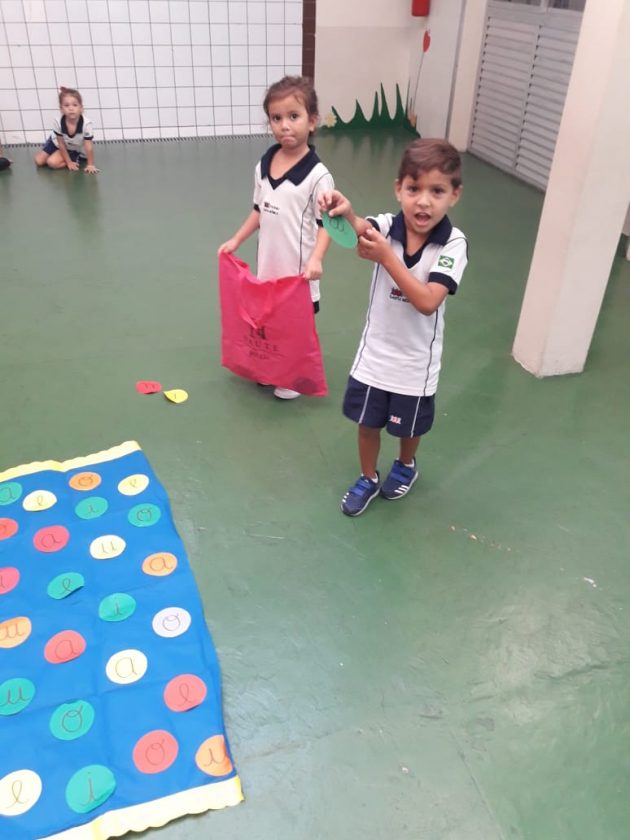 COLÉGIO SANTA MÔNICA – REVISÃO DAS VOGAIS – PRÉ I – AM – BONSUCESSO
