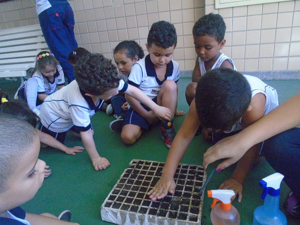 COLÉGIO SANTA MÔNICA-PLANTANDO CENOURAS-CACHAMBI