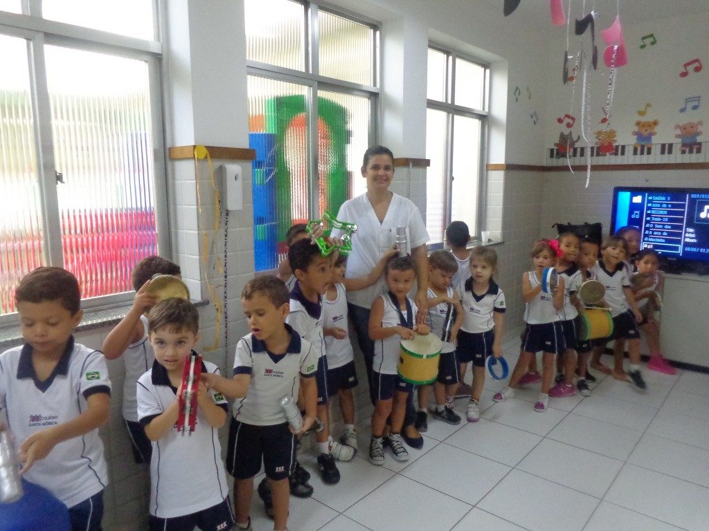 COLÉGIO SANTA MÔNICA-AULA DE MÚSICA-EDUCAÇÃO INFANTIL-BONSUCESSO