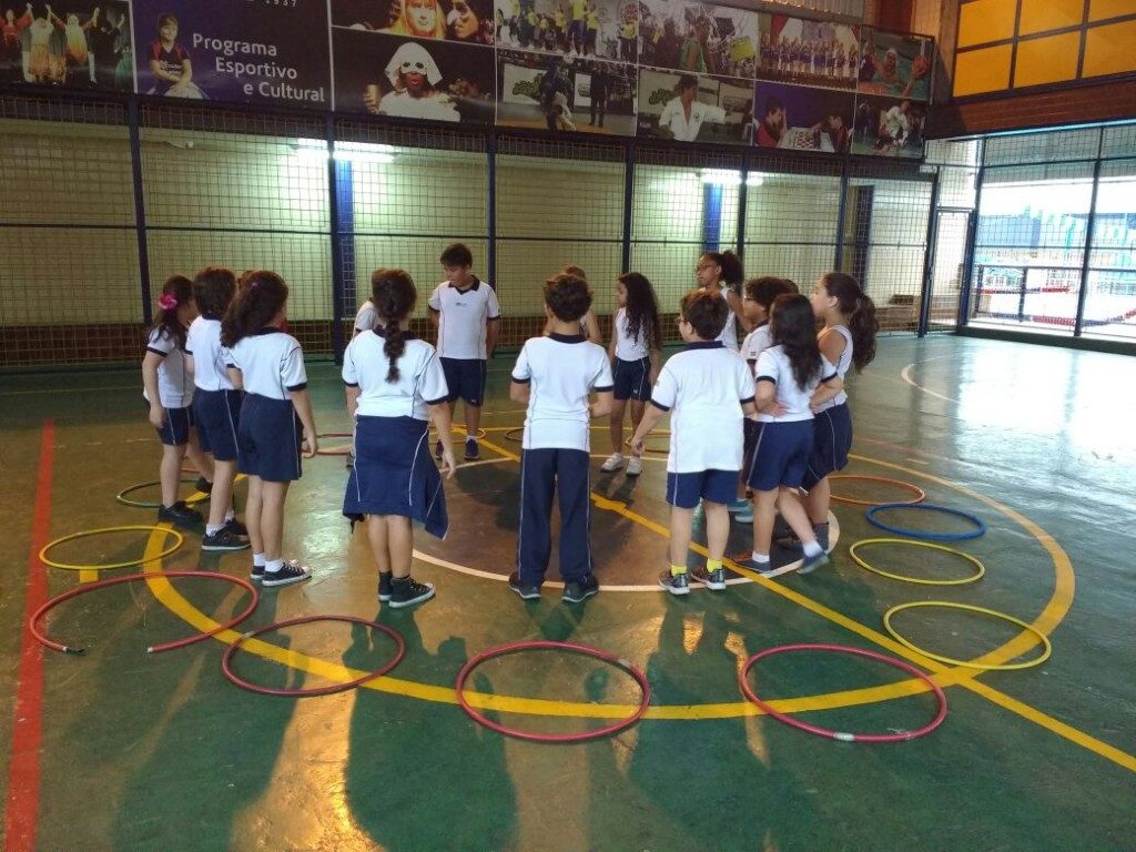 COLÉGIO SANTA MÔNICA – ATIVIDADE “PSICOMOTORA COM ARCO” – 3º AT – EDUCAÇÃO FÍSICA – BONSUCESSO