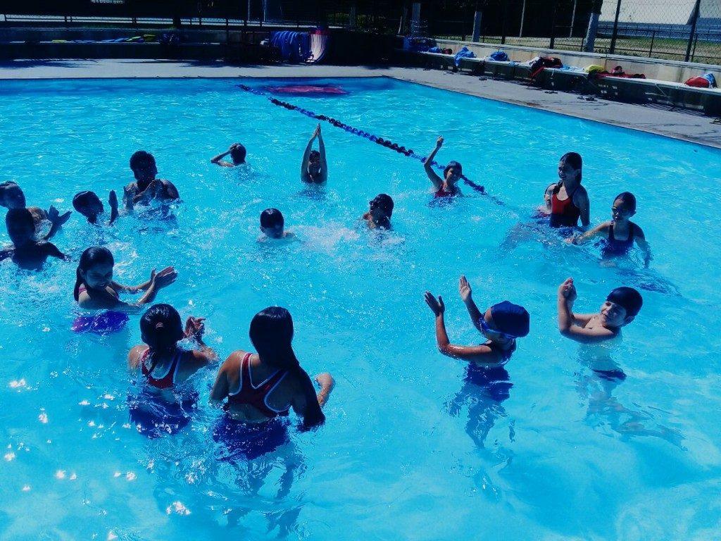 COLÉGIO SANTA MÔNICA – AULA DE EDUCAÇÃO FÍSICA NA PISCINA – 3° AM – SÃO GONÇALO