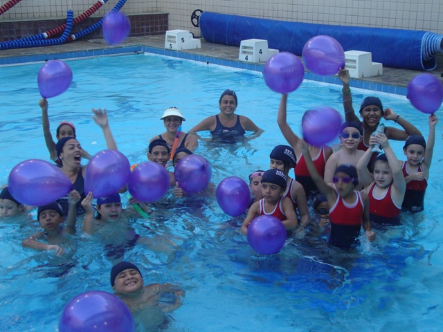 COLÉGIO SANTA MÔNICA – COMEMORAÇÃO DO DIA DAS CRIANÇAS NA PISCINA – EXTRACLASSE – BONSUCESSO
