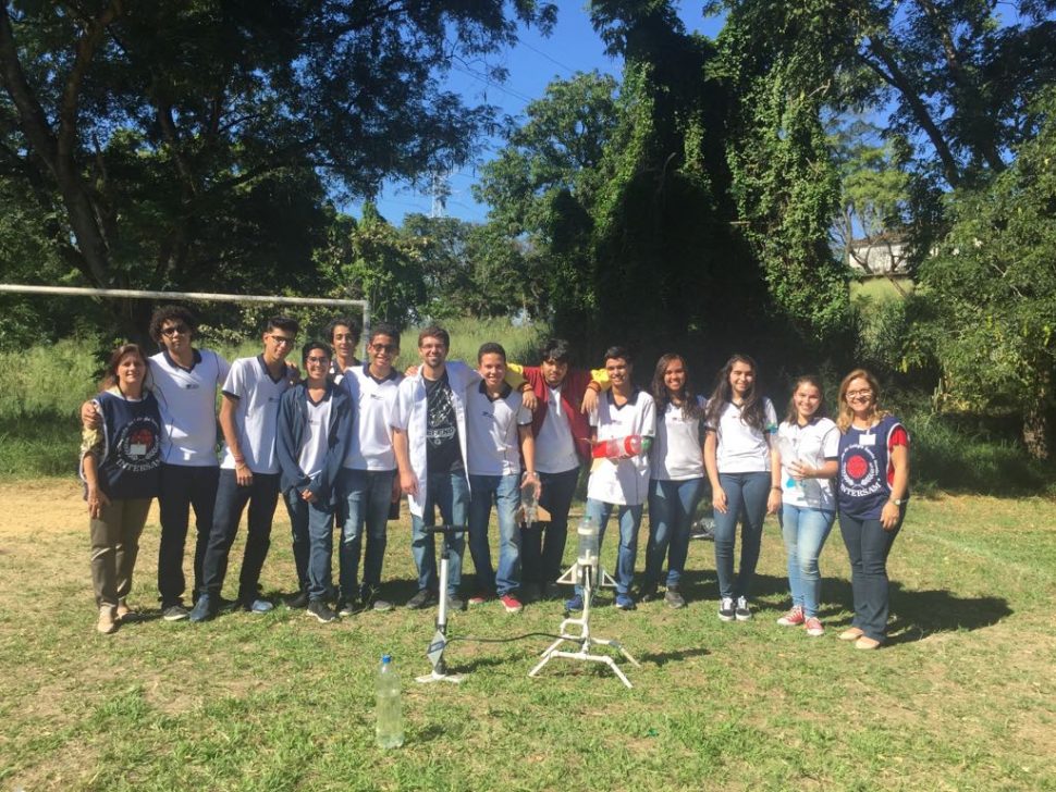 COLÉGIO SANTA MÔNICA – LANÇAMENTO DE FOGUETE – ENSINO MÉDIO – BONSUCESSO