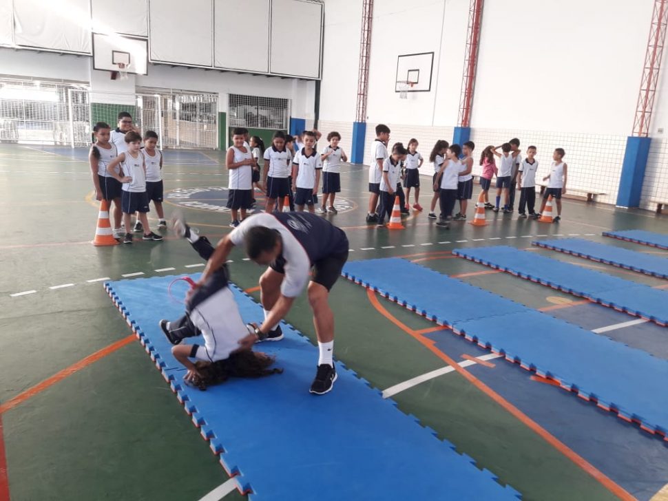 COLÉGIO SANTA MÔNICA – GINÁSTICA – EDUCAÇÃO FÍSICA – 2°AM – CACHAMBI