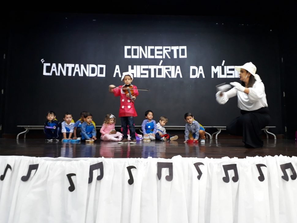 COLÉGIO SANTA MÔNICA – CONCERTO CANTANDO A HISTÓRIA DA MUSICA – MAT II AM; PRÉ I AM E PRÉ II AM – BONSUCESSO