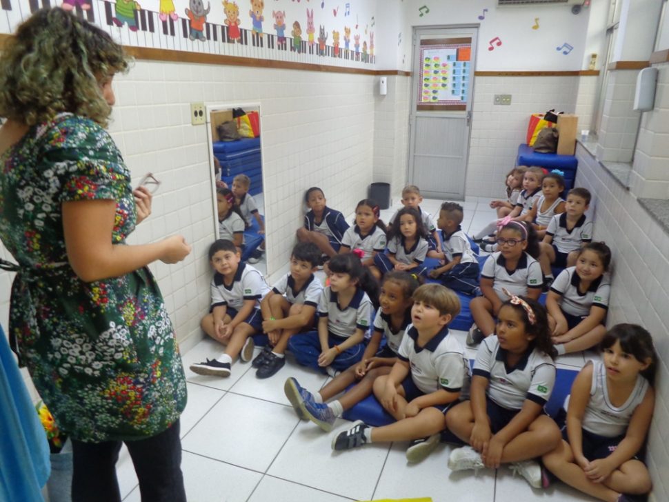 COLÉGIO SANTA MÔNICA – VISITA DA CONTADORA DE HISTÓRIAS – PRÉ II AM – BONSUCESSO