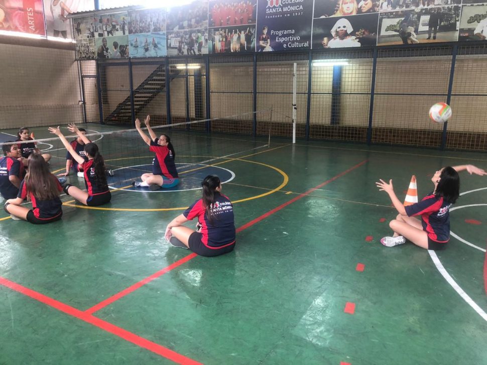 AULA NO EXTRACLASSE DO ESPORTE PARALIMPICO (VÔLEI SENTADO)