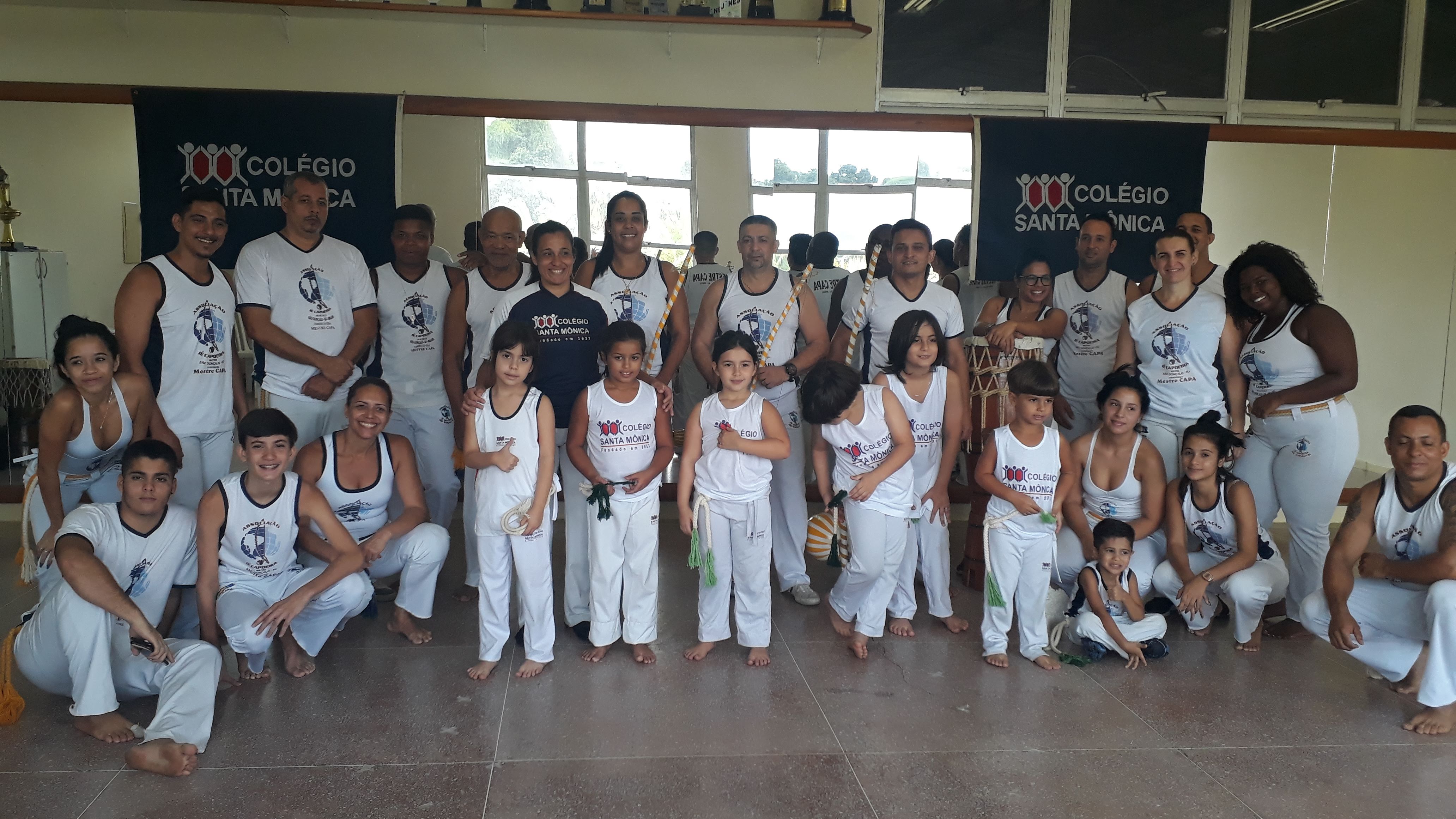 Escola Santa Mônica - 🤸‍♂️A Capoeira na educação infantil promove não  apenas o aprendizado do jogo como trabalha música, ritmo e o cantar.  👉Quando jogam capoeira, as crianças estão aprendendo esperar sua