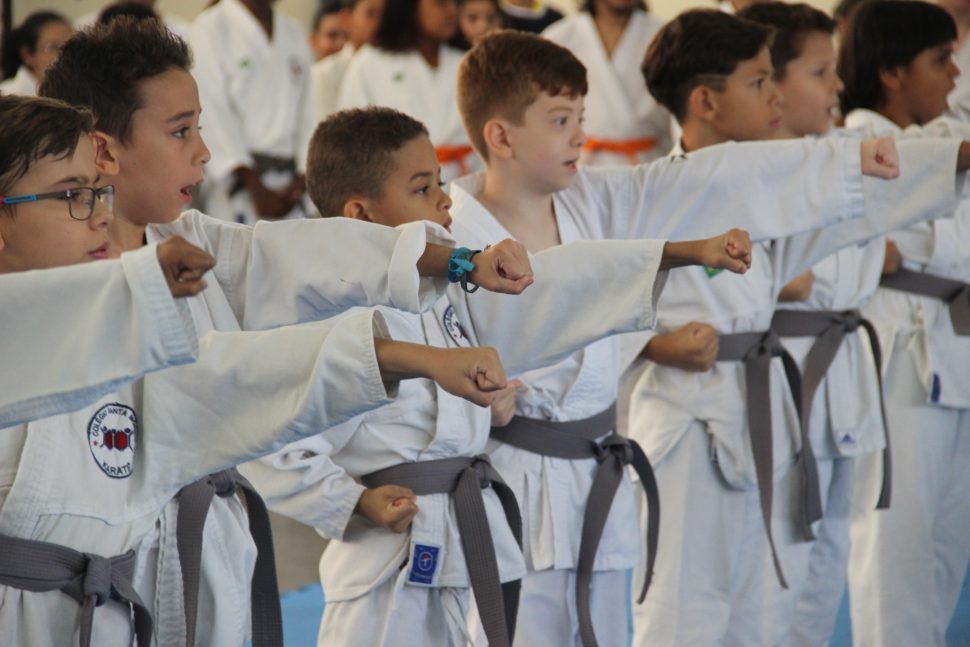 Escola com Aula de Caratê