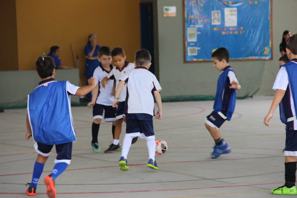 Escola com Aula de Futsal
